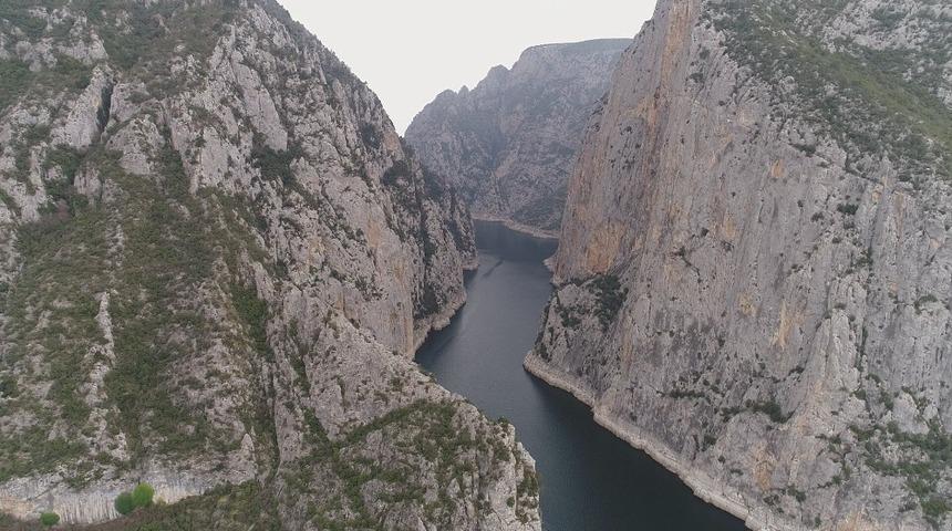 T&uuml;rkmen gencin cesedi bug&uuml;n de kayalıklardan alınamadı