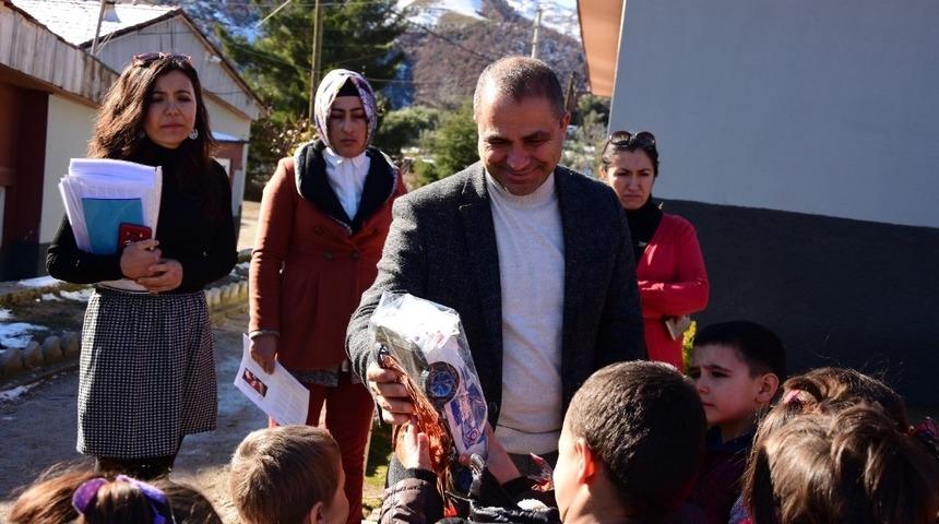 Başkan Ali U&ccedil;ak&rsquo;tan &ouml;ğrencilere karne hediyesi