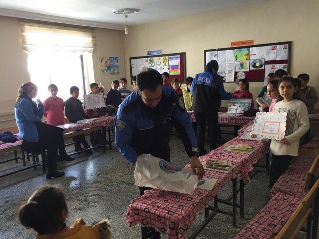 Bitlis polisi, öğrencilerin karne heyecanına ortak oldu