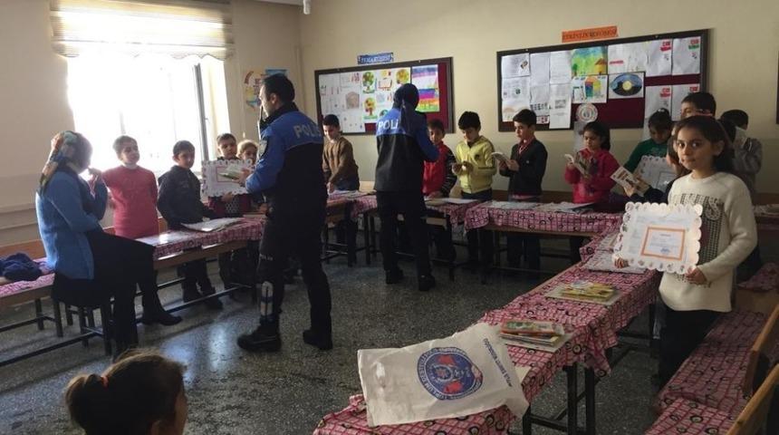 Bitlis polisi, &ouml;ğrencilerin karne heyecanına ortak oldu