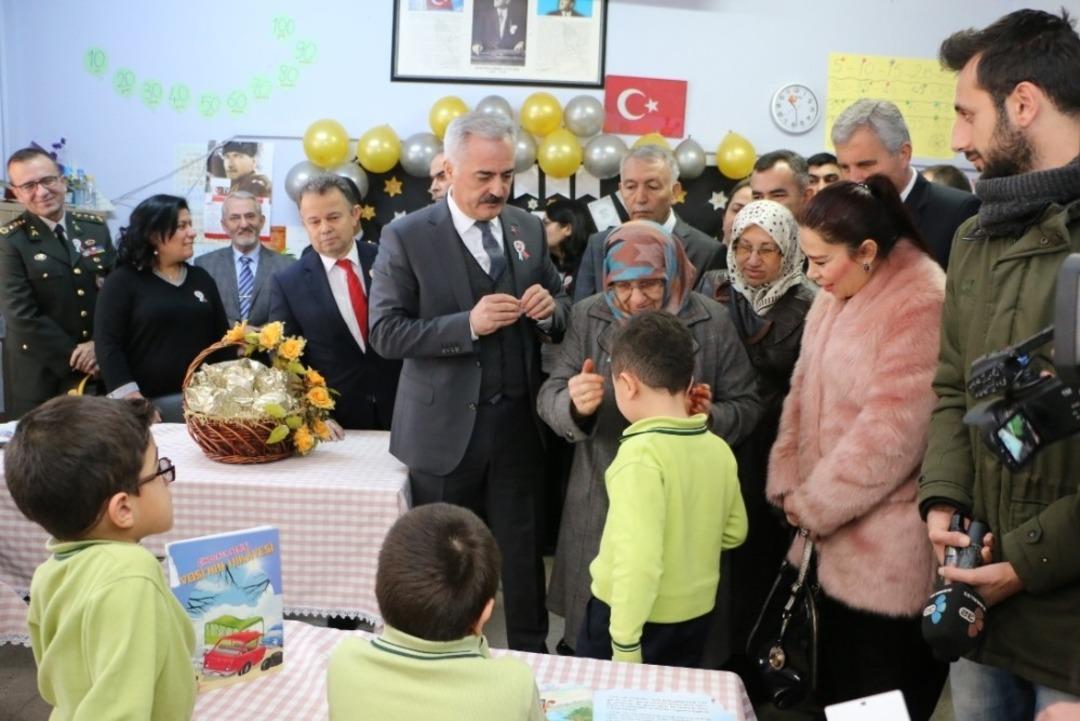 Vali Seymenoğlu şehit annesi ile karne dağıttı