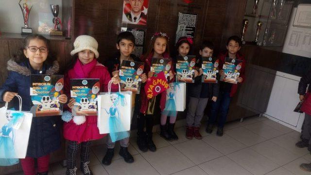 Başkan Can’dan çocuklara “Pıtırcık Bilim ve Robotlar” dergisi