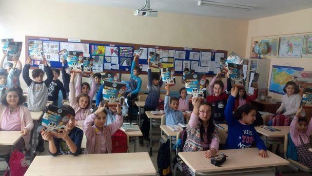 Başkan Can’dan çocuklara “Pıtırcık Bilim ve Robotlar” dergisi