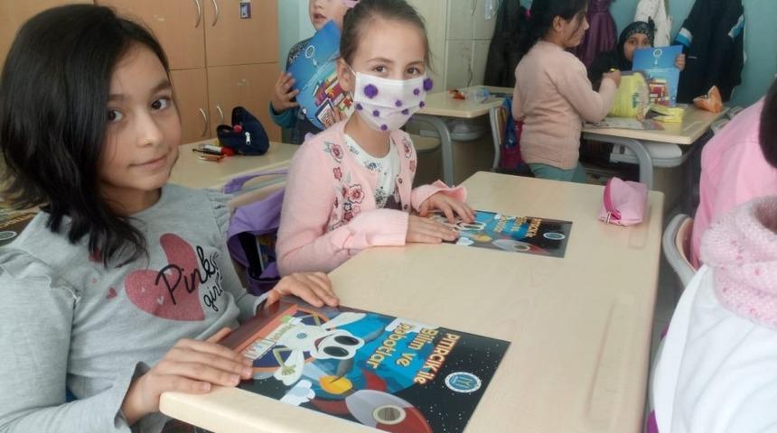 Başkan Can&rsquo;dan &ccedil;ocuklara &ldquo;Pıtırcık Bilim ve Robotlar&rdquo; dergisi