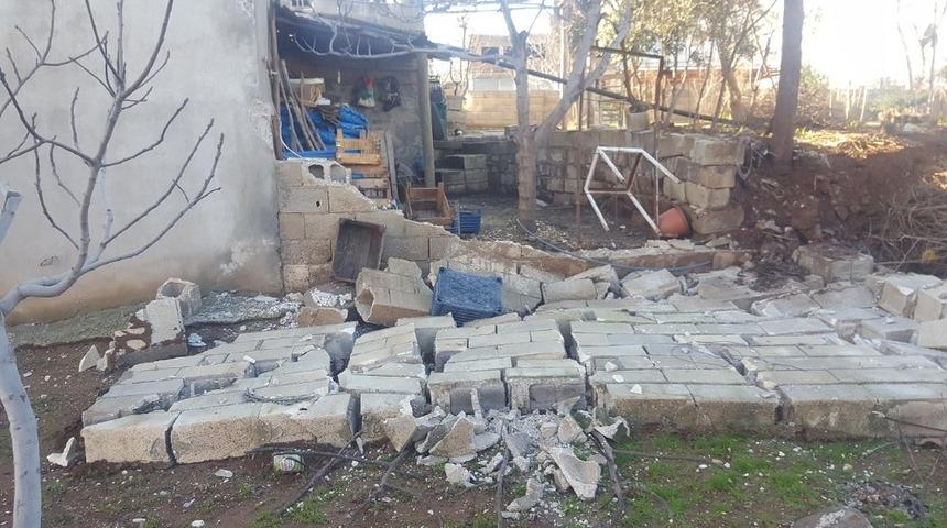 Şiddetli r&uuml;zgar bah&ccedil;e duvarını yıktı