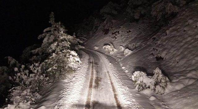 Kardan yolu kapanan köydeki hasta için yollar iş makineleriyle açıldı 