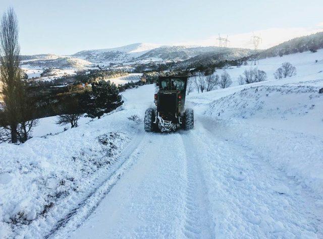 Kardan yolu kapanan köydeki hasta için yollar iş makineleriyle açıldı 