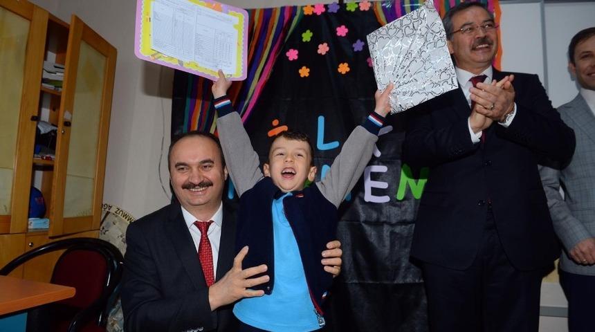 Edirne Valisi Canalp öğrencilere karnelerini verdi