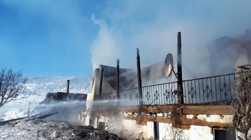 Yangında 3 ev kullanılamaz hale geldi