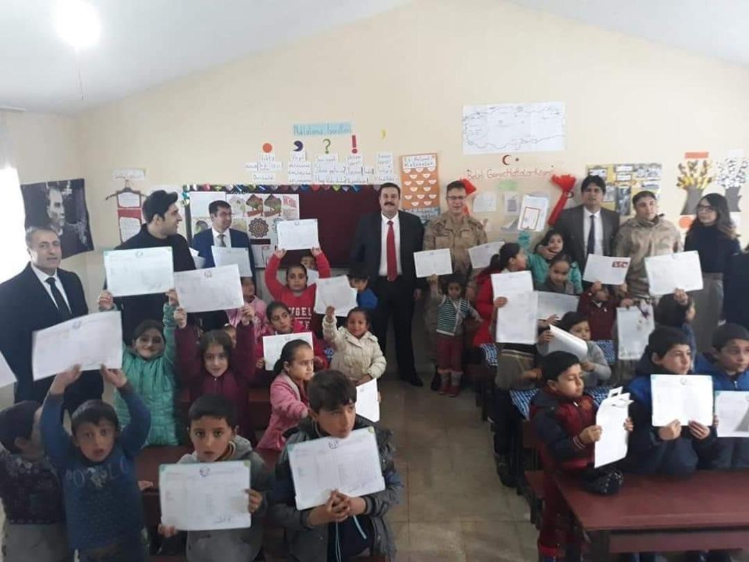 Bah&ccedil;esaray il&ccedil;esinde karne dağıtımı