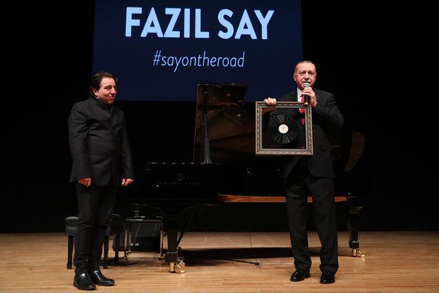 Cumhurbaşkanı Erdoğan konser sonrası Say'a, Aşık Veysel'in plağını hediye etti