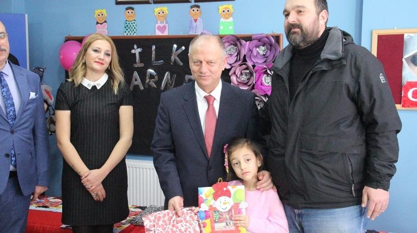 Minik &ouml;ğrenciler karnelerini Kaymakam &Ccedil;orumluoğlu&rsquo;ndan aldı