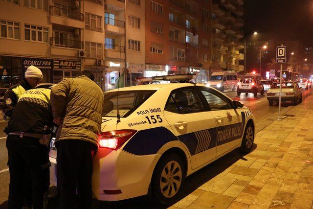 Denizli'de 'dur' ihtarına uymayan sürücü, otomobili polislerin üzerine sürdü: 1 yaralı