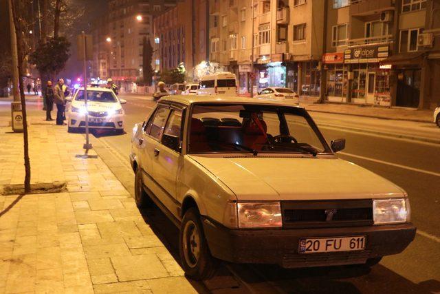 Denizli'de 'dur' ihtarına uymayan sürücü, otomobili polislerin üzerine sürdü: 1 yaralı
