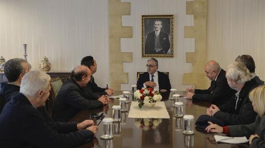 KKTC'de 'bayrak' krizi! Cumhurbaşkanı Akıncı'ya 'istifa et' çağrısı