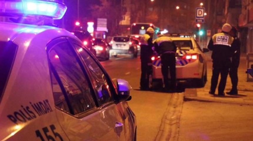 Denizli'de 'dur' ihtarına uymayan sürücü, otomobili polislerin üzerine sürdü