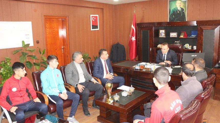 Başarılı sporcular Ağrı Milli Eğitim M&uuml;d&uuml;r&uuml; Tekin&rsquo;i ziyaret etti