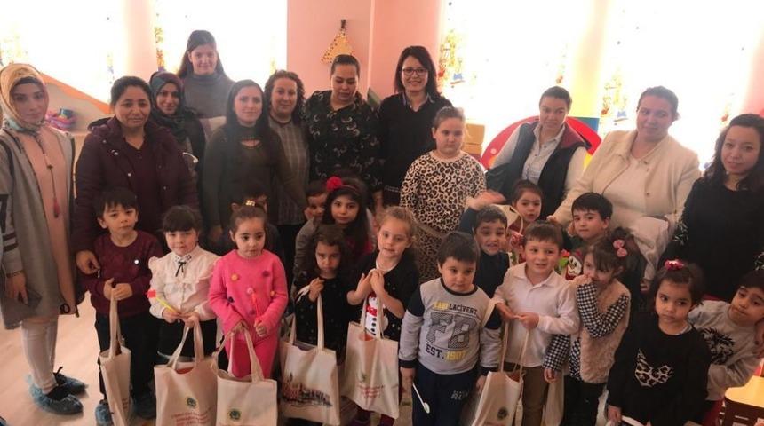 Anaokulu &ouml;ğrencilerine karne ve bez &ccedil;anta