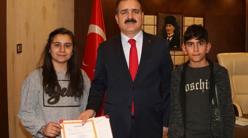 Vali Akbıyık, başarılı &ouml;ğrenciyi &ouml;d&uuml;llendirdi