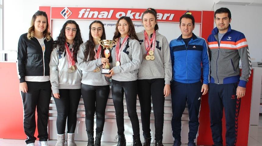 Finalli kızlar y&uuml;zmede il birincisi