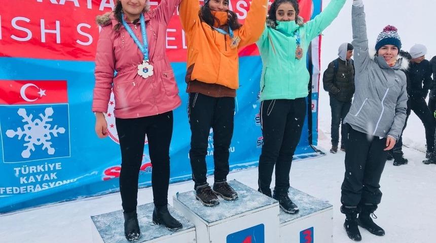 Hakkarili sporcular Bitlis&rsquo;ten 14 madalya ile d&ouml;nd&uuml;