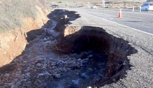 Yol aşırı yağışa dayanamadı