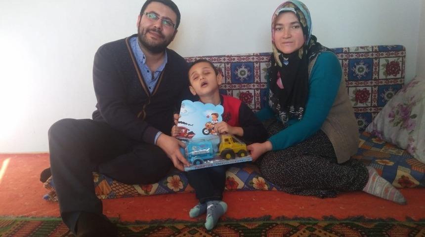 G&ouml;rme engelli Hasan&rsquo;ın karne sevinci