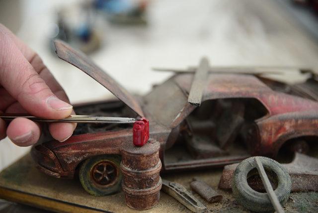 Oyuncak arabaları eskitip satıyor 1