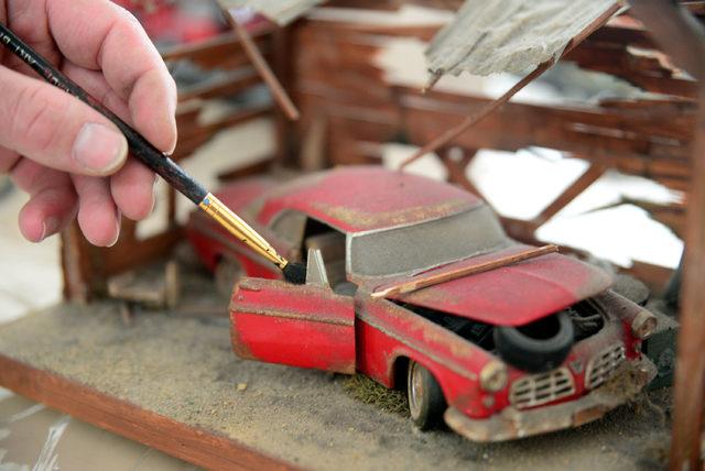 Oyuncak arabaları eskitip satıyor 2