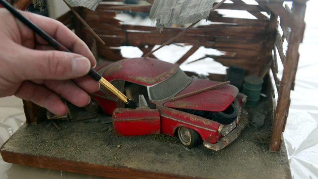 Oyuncak arabaları eskitip satıyor 3