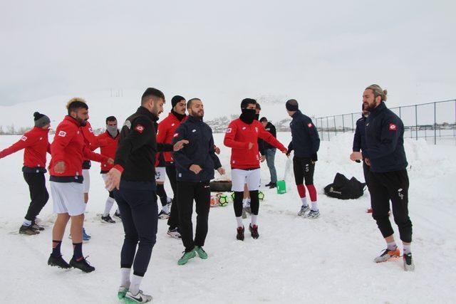 Futbolcular, eksi 20 derecede lastik yakarak idman yapıyor