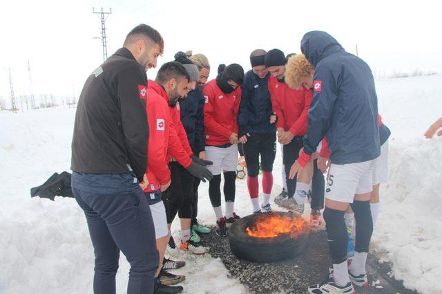 Futbolcular, eksi 20 derecede lastik yakarak idman yapıyor