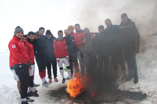 Futbolcular, eksi 20 derecede lastik yakarak idman yapıyor