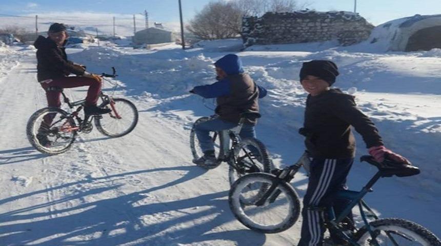 Kışa rağmen bisikletten vazge&ccedil;miyorlar