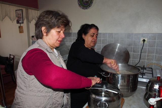 Anneler, keşkek yaparak çocuk okutuyor