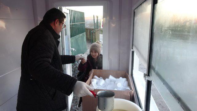 İlkokul öğrencilere her sabah sıcak çorba dağıtıyor