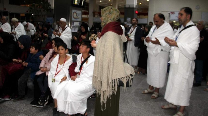 İl M&uuml;ft&uuml;l&uuml;ğ&uuml; &ouml;ğrenci, &ouml;ğretmen ve velileri Umre&rsquo;ye g&ouml;nderdi