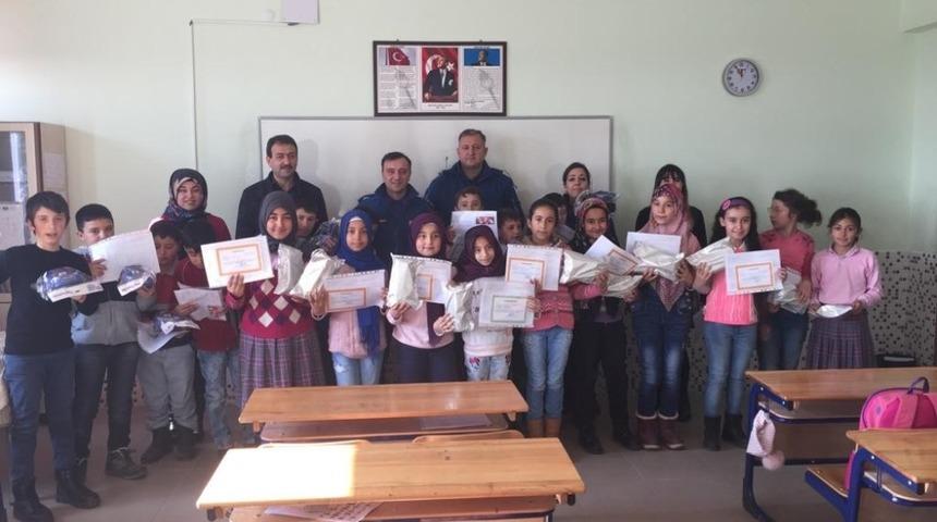 Jandarma ekipleri &ouml;ğrencilerin karne sevincine ortak oldular