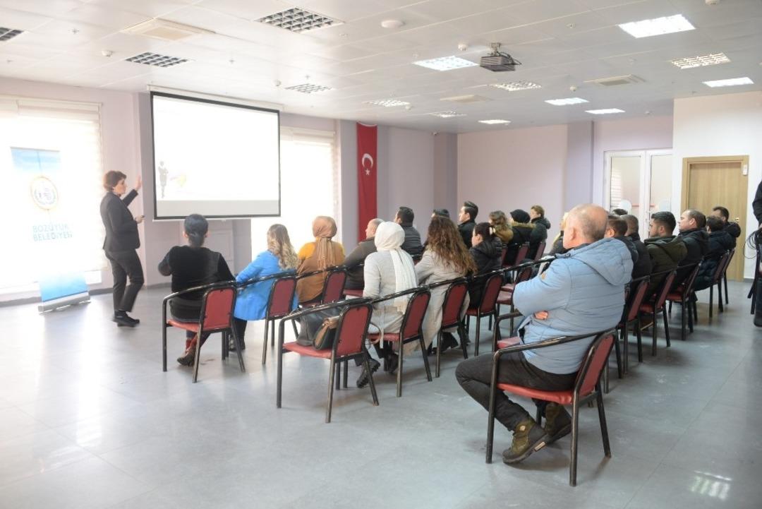 Boz&uuml;y&uuml;k Belediyesi personeline hizmet i&ccedil;i eğitim