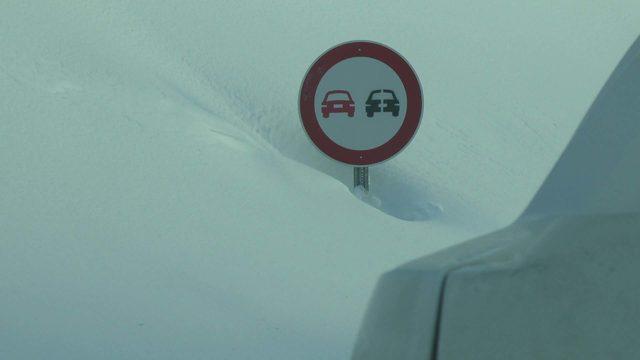 Kar kalınlığının 6 metreye ulaştığı yolu açma çalışması sürüyor
