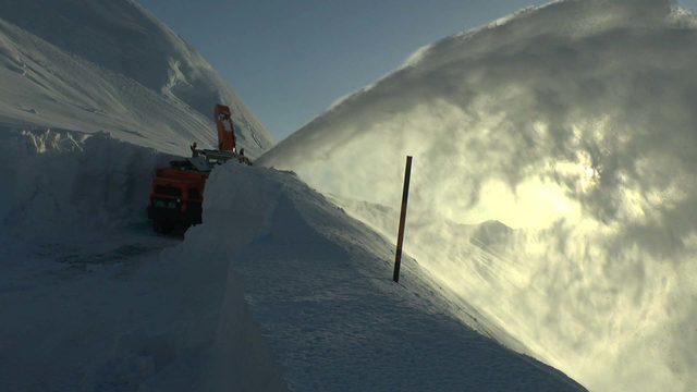 Kar kalınlığının 6 metreye ulaştığı yolu açma çalışması sürüyor