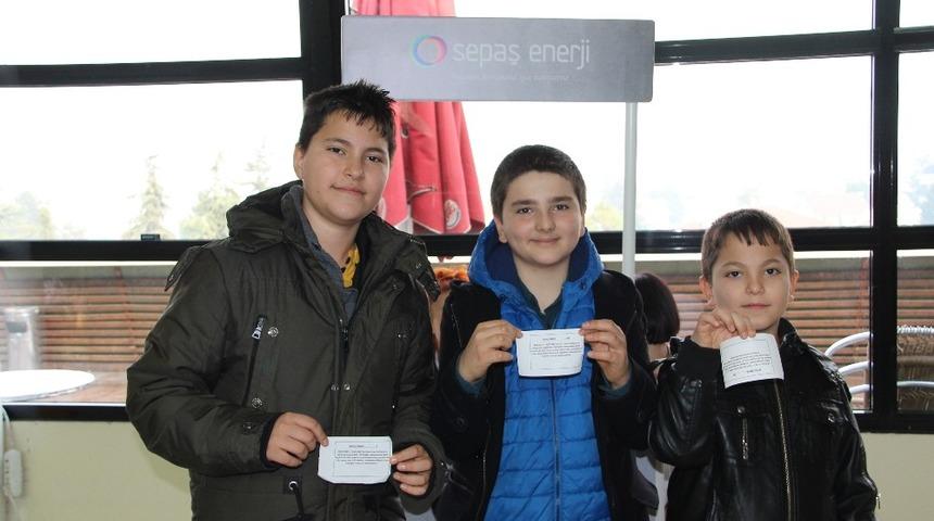 Düzceli çocuklara karne hediyesi Sepaş Enerji’den