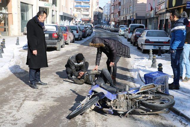 Kurye, motosikletiyle buzlu yolda kaza yaptı