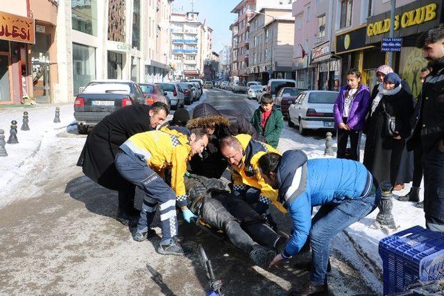 Kurye, motosikletiyle buzlu yolda kaza yaptı