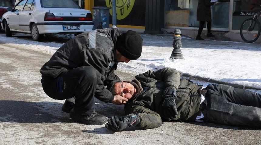 Kurye, motosikletiyle buzlu yolda kaza yaptı