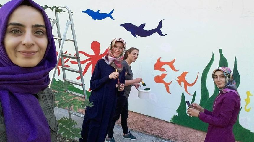 &Ouml;ğrenci velisinin projesiyle okul renklendi