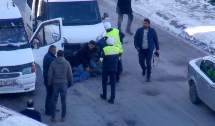 Sivas Haberleri: Polis aracına çarpıp kaçan sürücü, kovalamacayla yakalandı 75