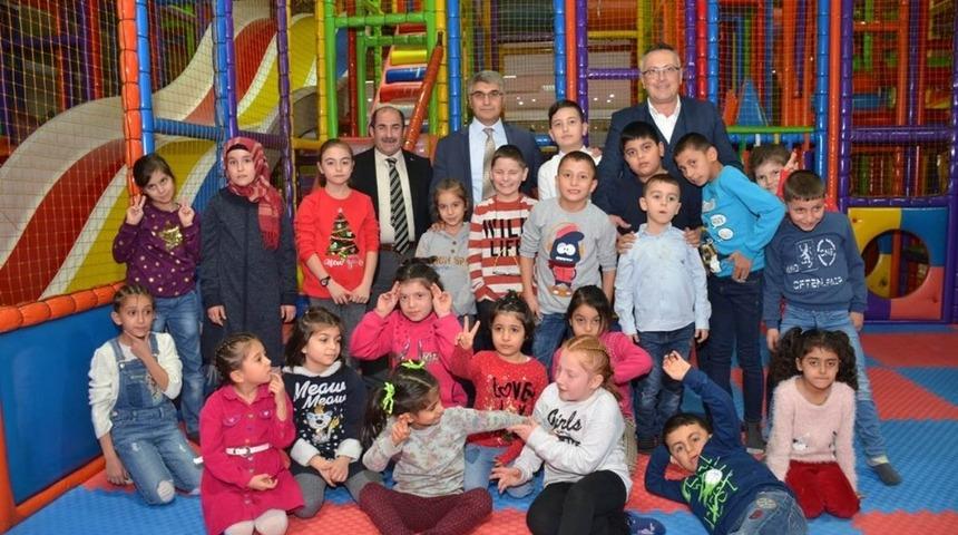 Vali ve eşi yurtta kalan &ccedil;ocukları eğlendirdi
