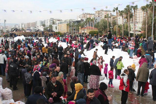 Erdemli'de çocuklara karne hediyesi 50 kamyon kar