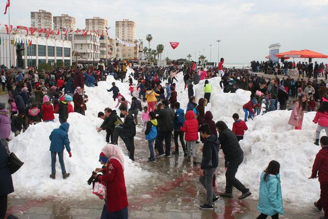 Erdemli'de çocuklara karne hediyesi 50 kamyon kar